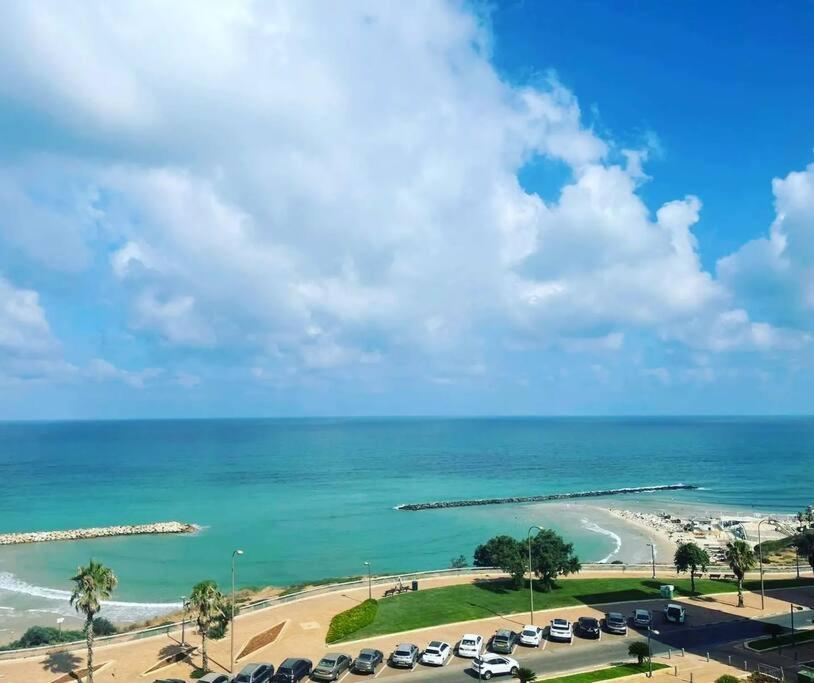 Beautiful 2-Bedroom Sea-View Apartment เนทันยา ภายนอก รูปภาพ