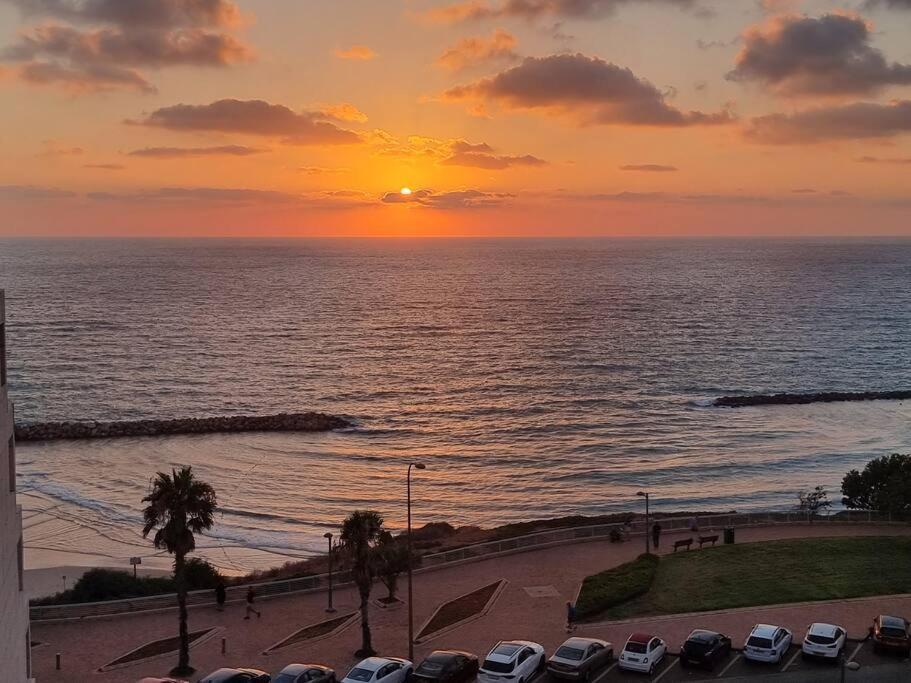 Beautiful 2-Bedroom Sea-View Apartment เนทันยา ภายนอก รูปภาพ